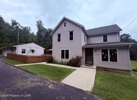 1272 Mountain St, Rock Glen, PA 18246