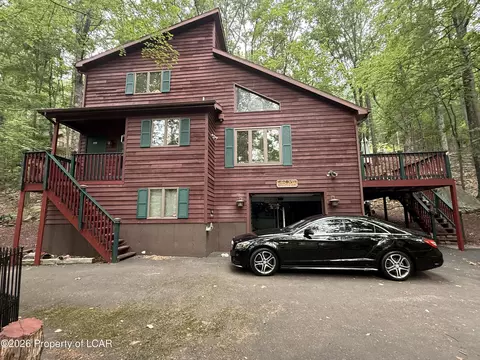 205 S Iroquois Cir, Hazleton, PA 18202