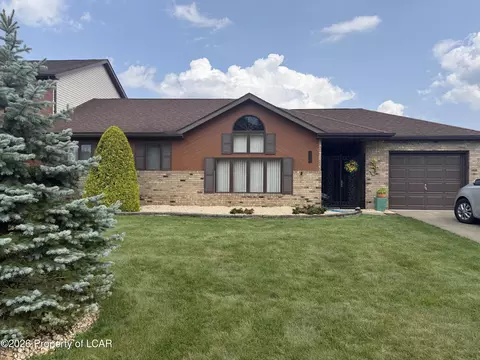 101 Countrywood Dr, Hanover Township, PA 18706