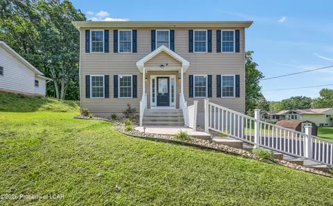 34 Terrace Dr, Mountain Top, PA 18707