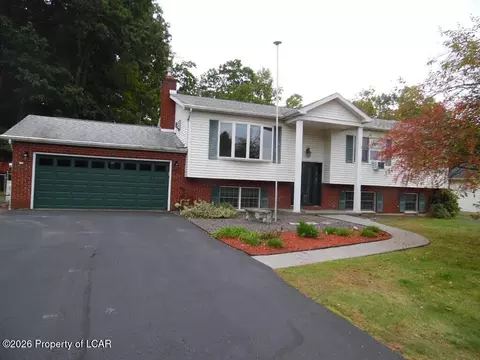 110 Sutherland Dr, Mountain Top, PA 18707