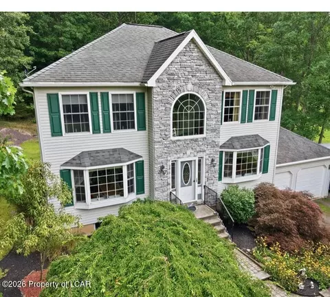 125 Lakeview Dr, Mountain Top, PA 18707