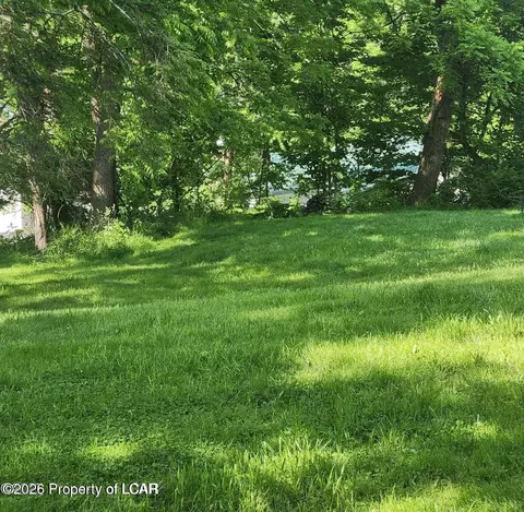 26 Rice St, Dallas, PA 18612