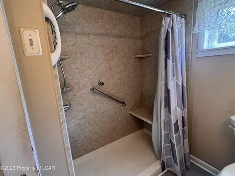 Bath - 164 Hillcrest Ave, Shavertown, PA 18708 photo 2 of 3