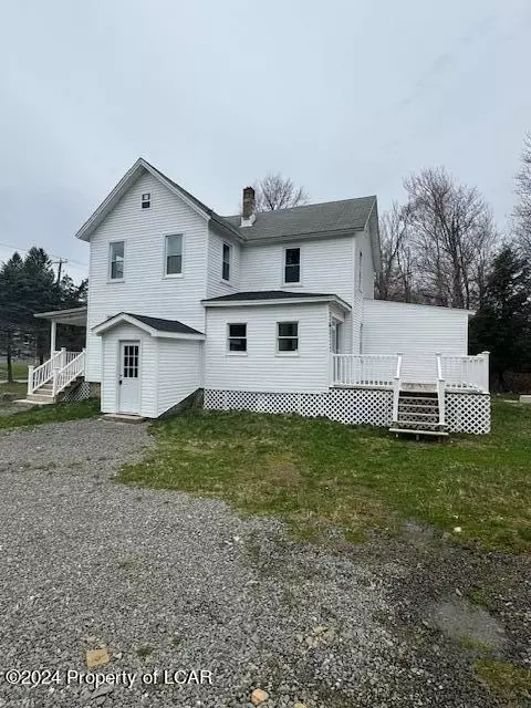 17 Tobyhanna Rd, Gouldsboro, PA 18424