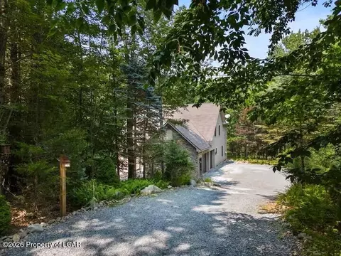 119 Robert Ln, Gouldsboro, PA 18424