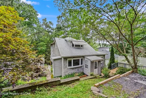 11 Willow Grove St, Mountain Top, PA 18707