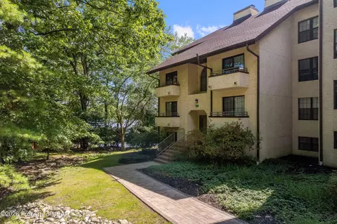 5 Apt 301 Midlake Dr, Lake Harmony, PA 18624