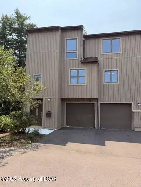 611 Old Meadows Ave, Dallas, PA 18612