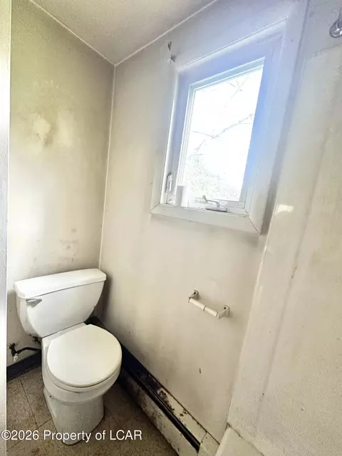Bath - 2935 Hillside Rd, Shavertown, PA 18708 photo 2 of 7