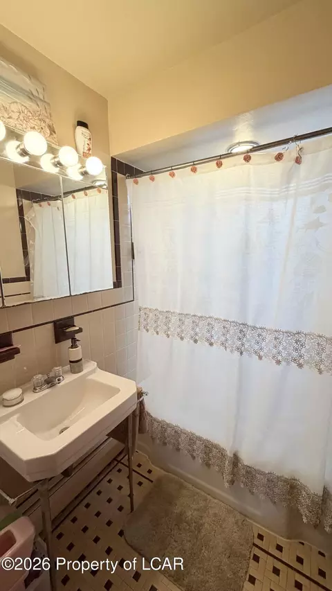 Bath - 1145-1147 E Broad St, Hazleton, PA 18201 photo 2 of 10