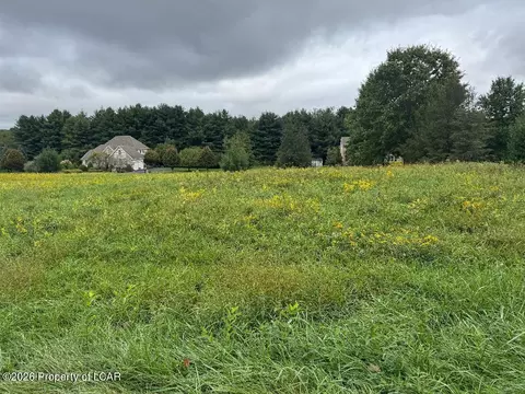 16 Fairway Ln, Sugarloaf, PA 18249