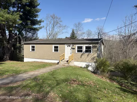 65 Oval Dr, Dallas, PA 18612