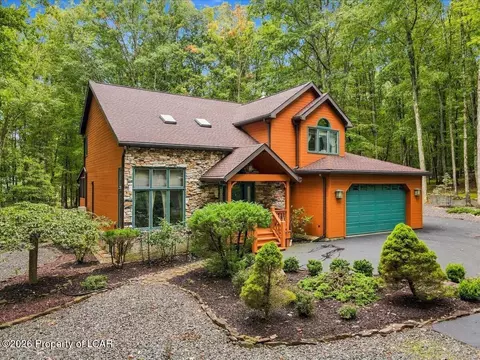 584 S Huron Cir, Hazleton, PA 18202