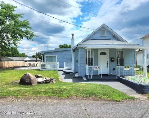 6 Rowlands Ln, Wyoming, PA 18644