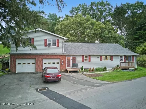 1520 Mountain View Dr, Dallas, PA 18612
