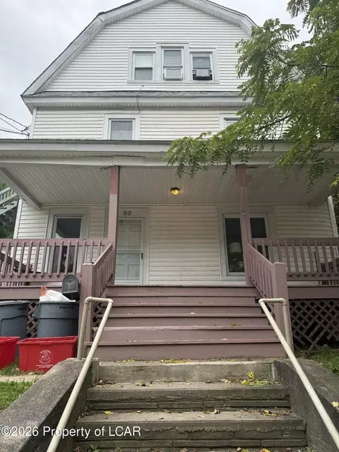 93 Main St, Dallas, PA 18612