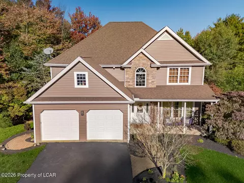 354 Canter Dr, Dallas, PA 18612