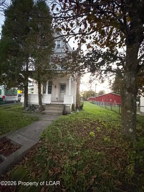 696 S Kennedy Dr, Mcadoo, PA 18237