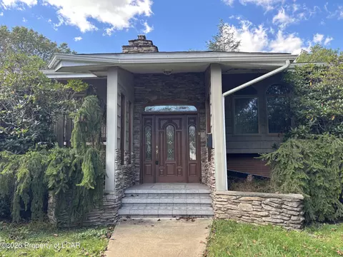 806 Nandy Dr, Kingston, PA 18704