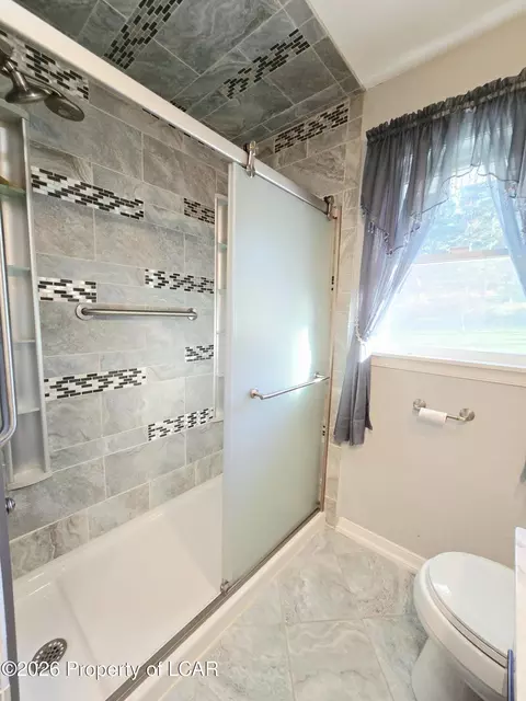 Bath - 915 Park Ave, Shavertown, PA 18708 photo 3 of 6