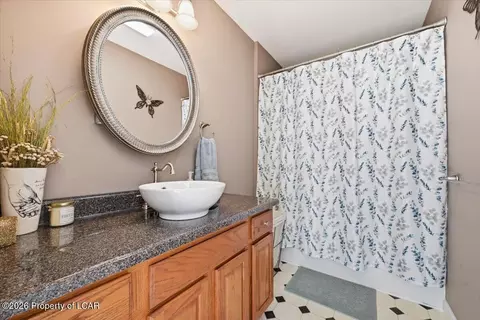 Bath - 10 Spur Ln, Hazleton, PA 18202 photo 2 of 5