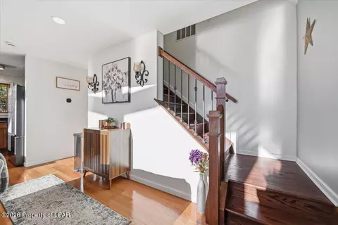 Entry Way - 10 Spur Ln, Hazleton, PA 18202 photo 2 of 8