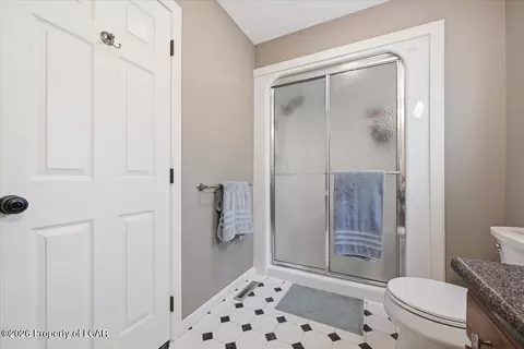 Bath - 10 Spur Ln, Hazleton, PA 18202 photo 4 of 5
