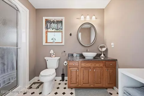 Bath - 10 Spur Ln, Hazleton, PA 18202 photo 3 of 5