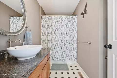 Bath - 10 Spur Ln, Hazleton, PA 18202 photo 1 of 5