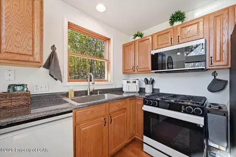 Kitchen - 10 Spur Ln, Hazleton, PA 18202 photo 3 of 4