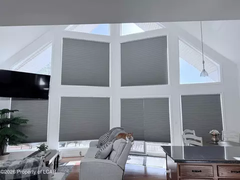 Living - 10 Spur Ln, Hazleton, PA 18202 photo 3 of 3