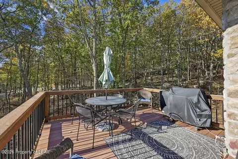 Exterior - 10 Spur Ln, Hazleton, PA 18202 photo 6 of 13