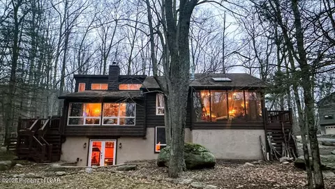 373 W Lake Valley Dr, Hazleton, PA 18202