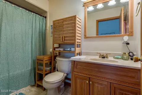 Bath - 2 Arrowhead Dr, Hazleton, PA 18202 photo 2 of 3