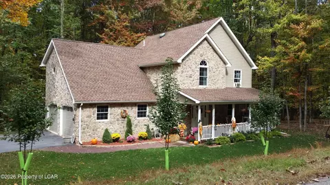 2 Arrowhead Dr, Hazleton, PA 18202