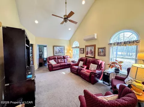 Living - 89 Glen Eagles Dr, Hazle Township, PA 18202 photo 2 of 2