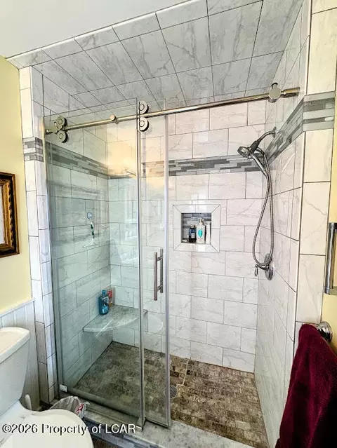 Bath - 89 Glen Eagles Dr, Hazle Township, PA 18202 photo 2 of 4