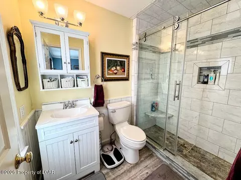 Bath - 89 Glen Eagles Dr, Hazle Township, PA 18202 photo 1 of 4