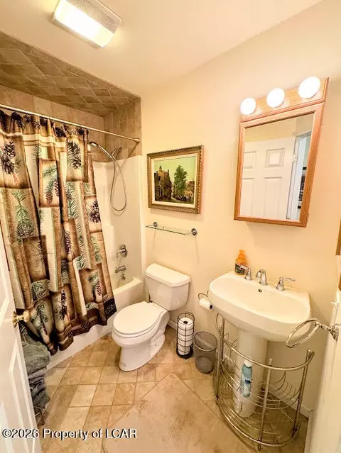 Bath - 89 Glen Eagles Dr, Hazle Township, PA 18202 photo 3 of 4