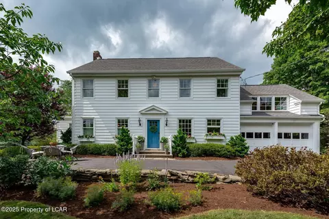 19 Shrine View Dr, Dallas, PA 18612