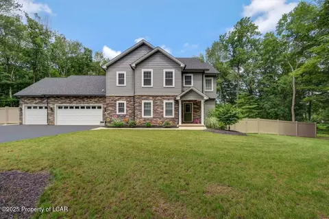 330 Deer Run Dr, Mountain Top, PA 18707