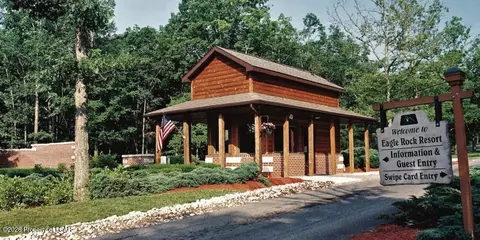 61 Silver Cloud Ln, Hazleton, PA 18202