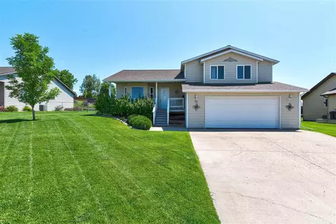 820 Ridgeview St, Belle Fourche, SD 57717 photo 1