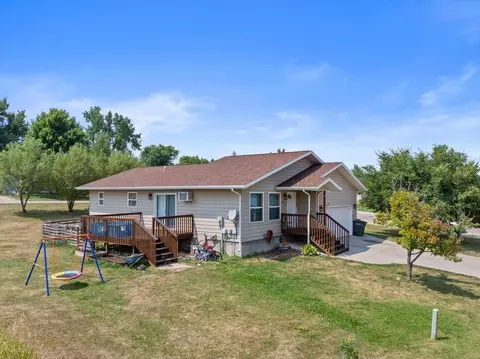 2104 Johnny Cir, Belle Fourche, SD 57717 photo 1