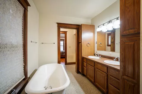 Bath - 835 Harding St, Belle Fourche, SD 57717 photo 2 of 5