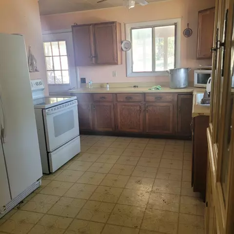 Kitchen - 10251 Valley Rd, Edgemont, SD 57735 photo 2 of 2