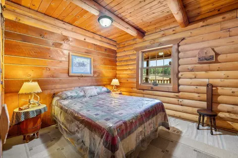 Bedroom - 11935 Lone Elk Dr, Hot Springs, SD 57747 photo 1 of 6
