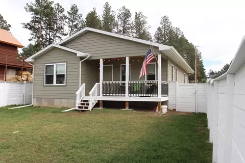 960 Ponderosa St, Custer, SD 57730
