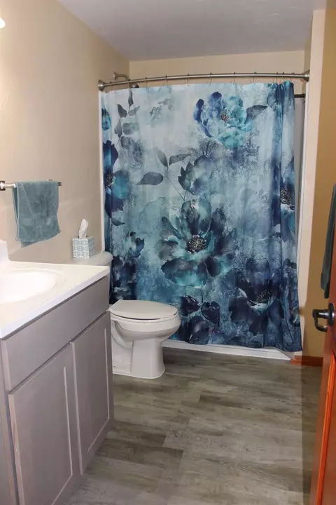 Bath - 960 Ponderosa St, Custer, SD 57730 photo 2 of 2